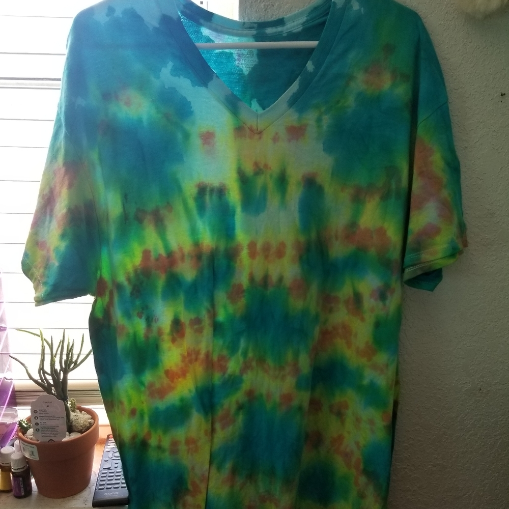 COPY - Tiedye v-neck fruit of the loom